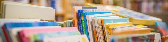 Bücherkorb mit Kinderbücher bestückt