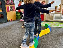 Balancierende Kinder